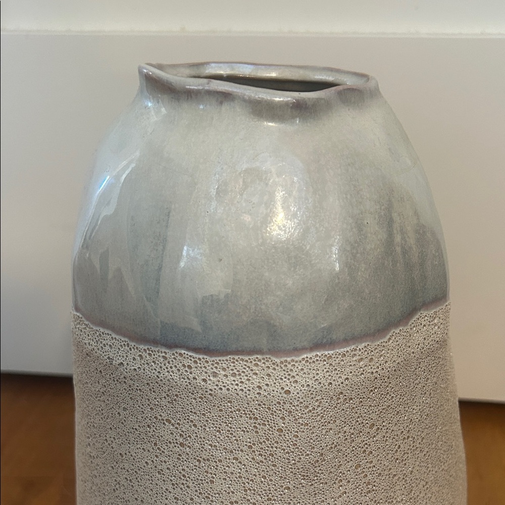 Two-Tone Textured Vase - Picture 2 of 3